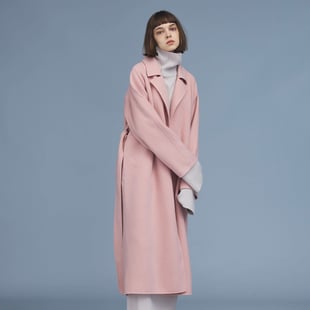 クロスプラスEC限定ブランド「ノーク」のロングリバーコート ピンクを着用したモデル