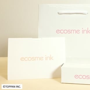 ピンクのロゴが印刷されたショッパーやボックス