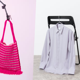 ピンクのニットバッグとオーバーコートのウールシャツ