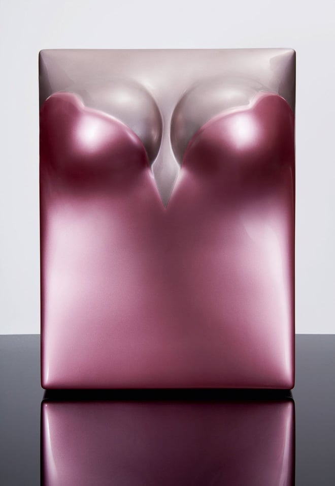ナオミ・キャンベルの立体カバー写真集、約20万円で発売