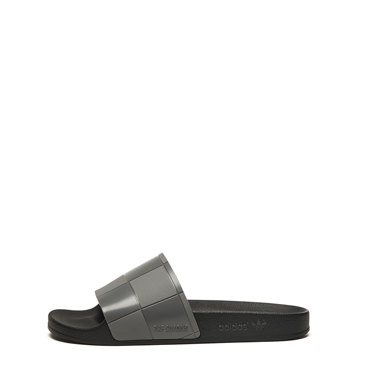 新品　 アディダス× RAF SIMONS ラフシモンズ サンダル 市松模様のサンダルなど、10シーズン目となる「アディダス バイ ラフ