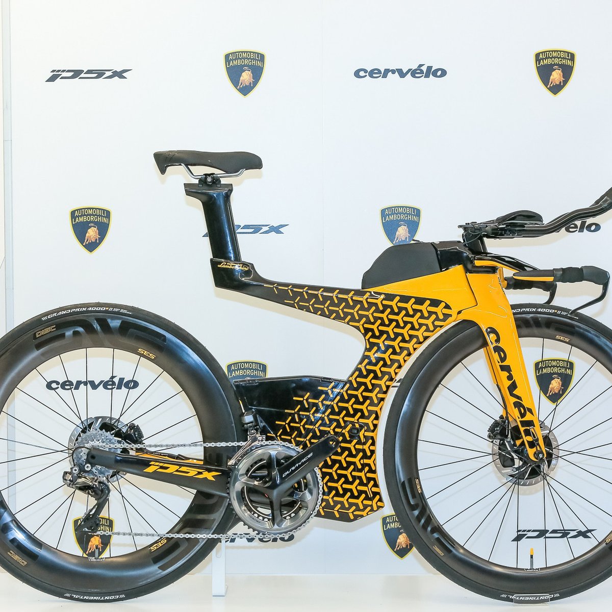 ランボルギーニ×サーヴェロ、世界25台限定のトライアスロンバイク 