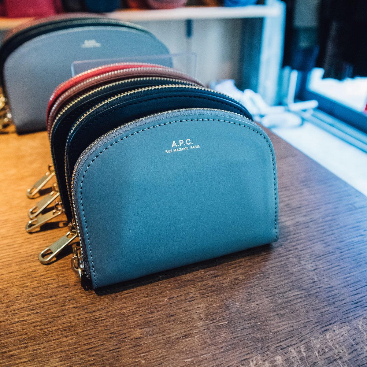 A.P.C.」ハーフムーンのウォレットが初登場、大胆なロゴアイテムも