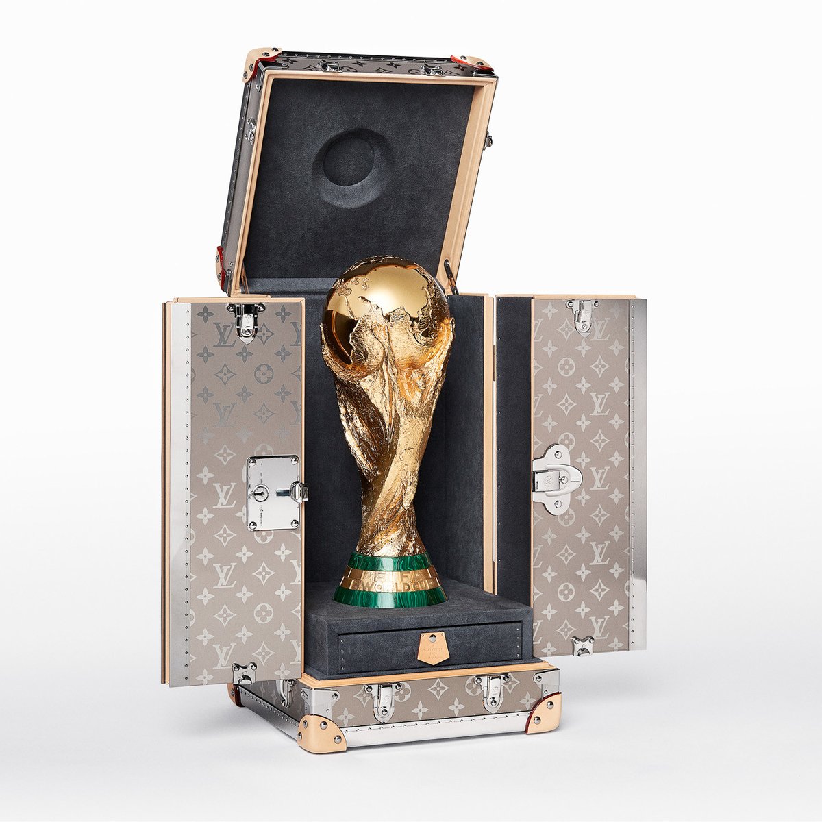 ルイ・ヴィトンがロシアW杯のトロフィーケース制作、サッカーボールの