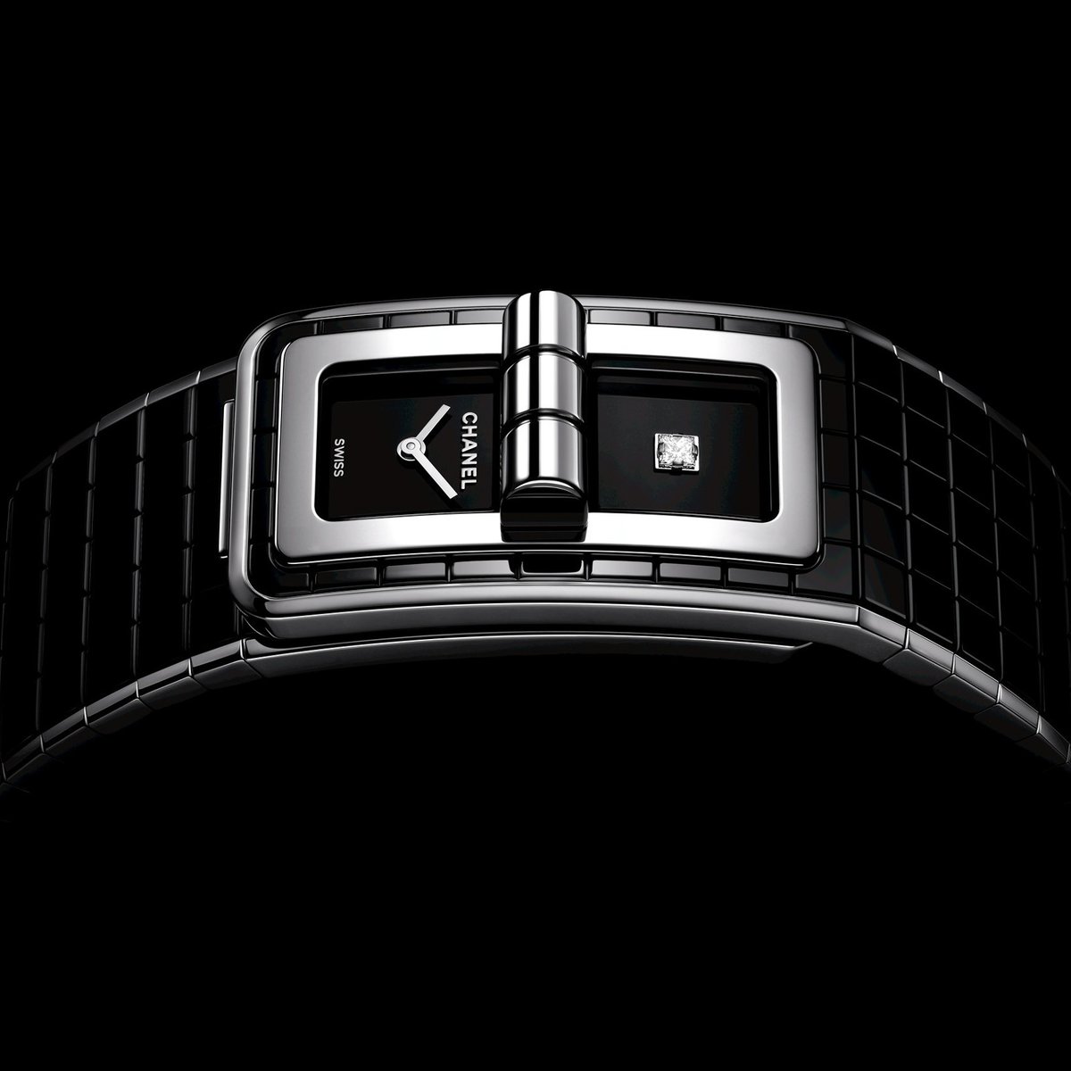 シャネル、ブラックセラミックを採用した「コード ココ」発売