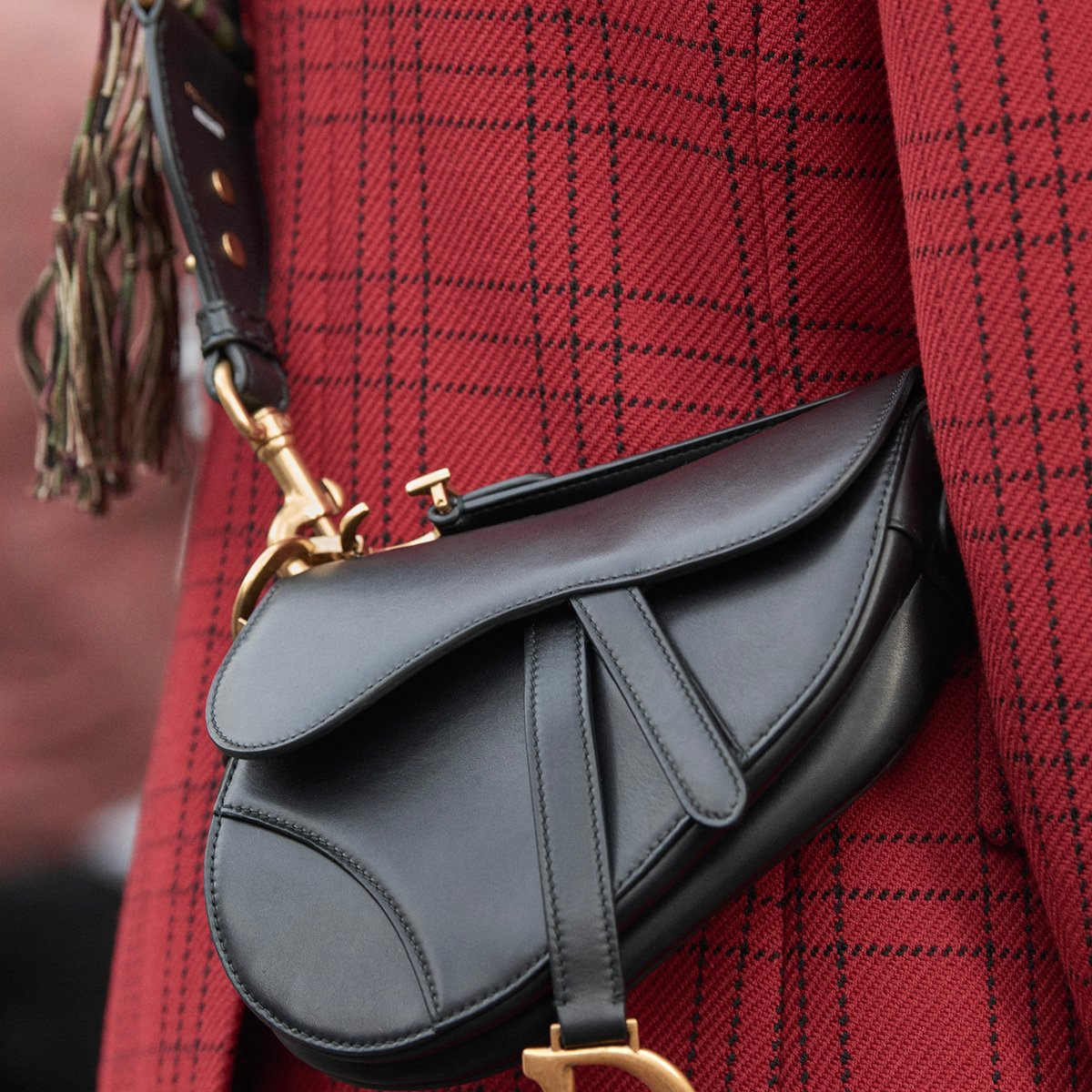 サドルに新しい風！集めたくなる Dior Newspaper Saddle バッグ Dior Saddle Bag with Strap White and Black Calfskin with