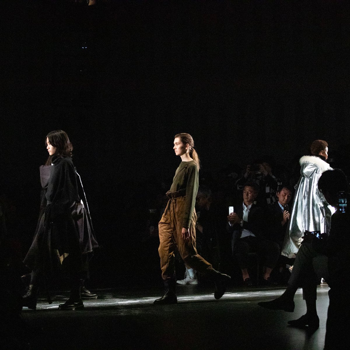 ワイズ」が都内で2本立てのショーを開催、アルカンターラとのカプセル