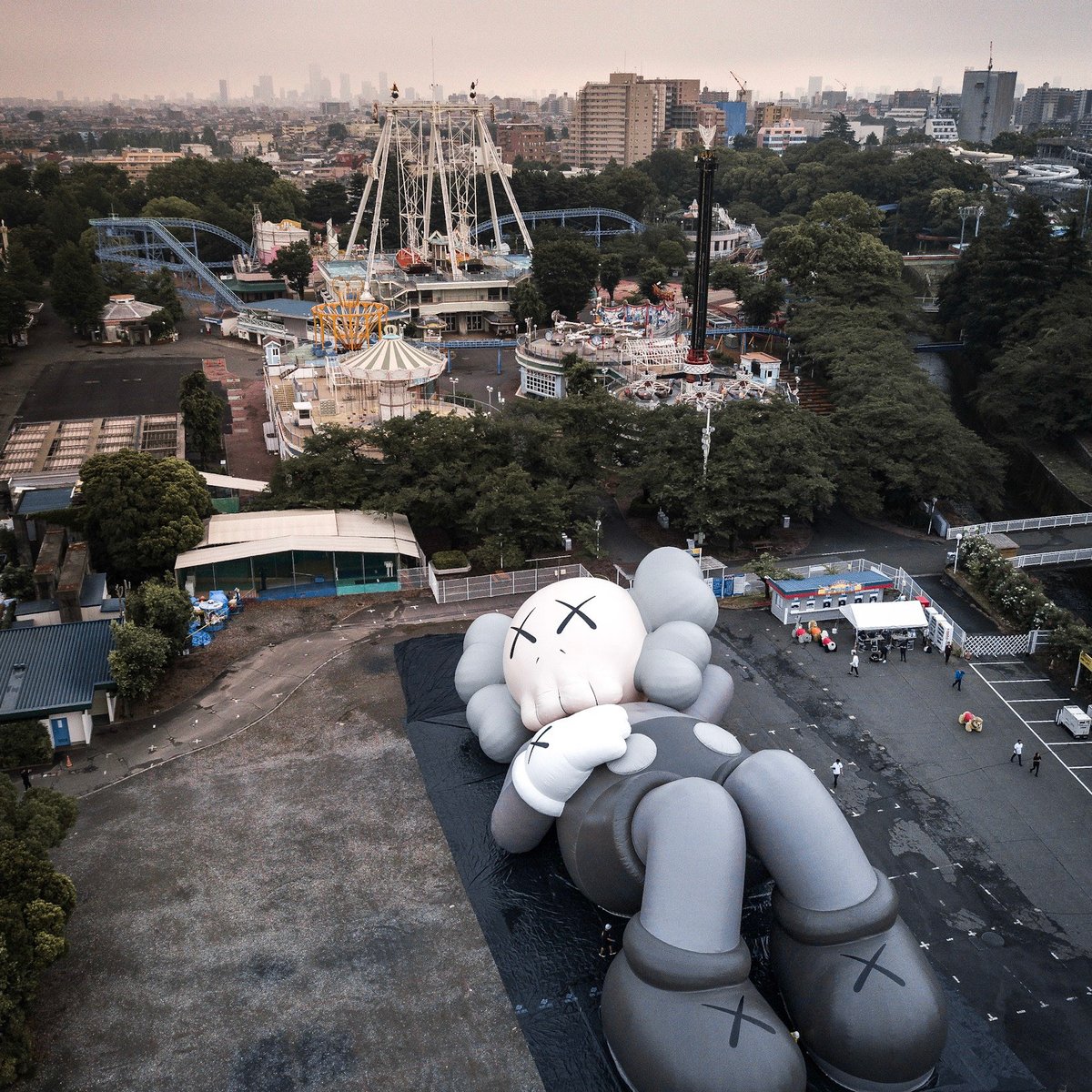 カウズの彫刻プロジェクトが日本上陸、全長40メートルの