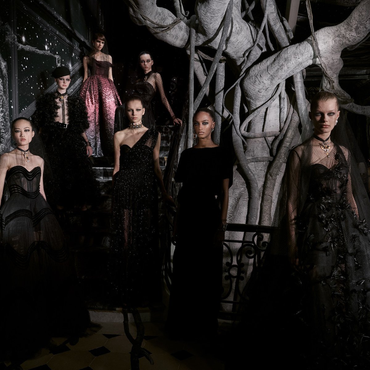 ディオール」新作オートクチュールは黒の芸術、改装前のパリ