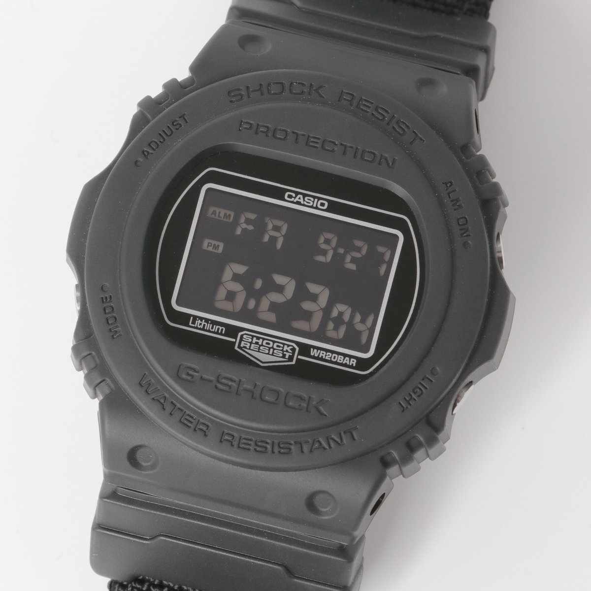 Gショック初期の名機「DW-5750E」のアーバンリサーチ別注モデル登場