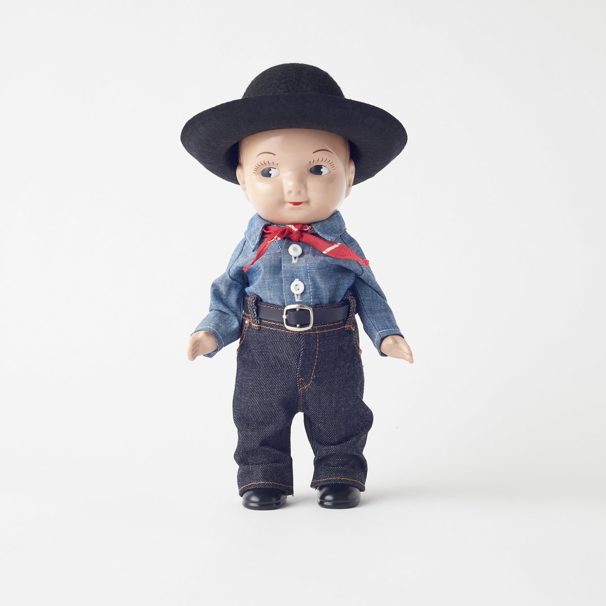 リー、販促用マスコット「バディーリー」のコスチュームを再現した