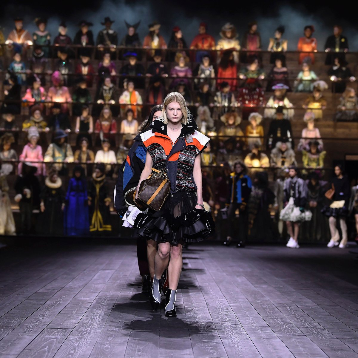 200人のコーラスと500年の歴史を背に――「ルイ・ヴィトン」20AW 