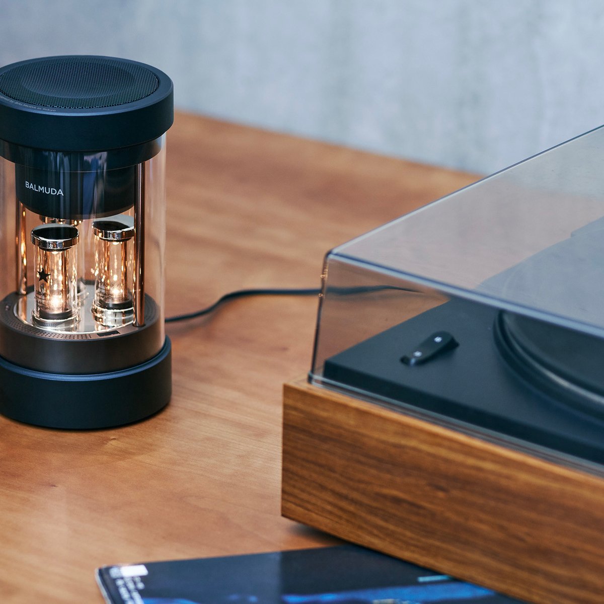 バルミューダ」からスピーカーが初登場、音が360度広がる立体的な音響