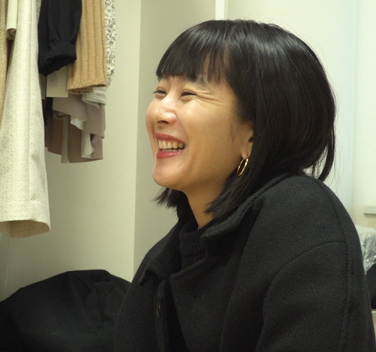 スタイリスト百々千晴が「セブンルール」に出演、シンプルなスタイルや