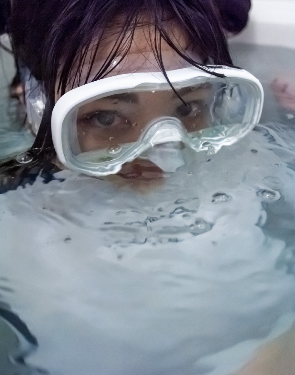 古賀学の個展が六本木で開催、女性がバスタブに潜る新作「Izumi」を展示