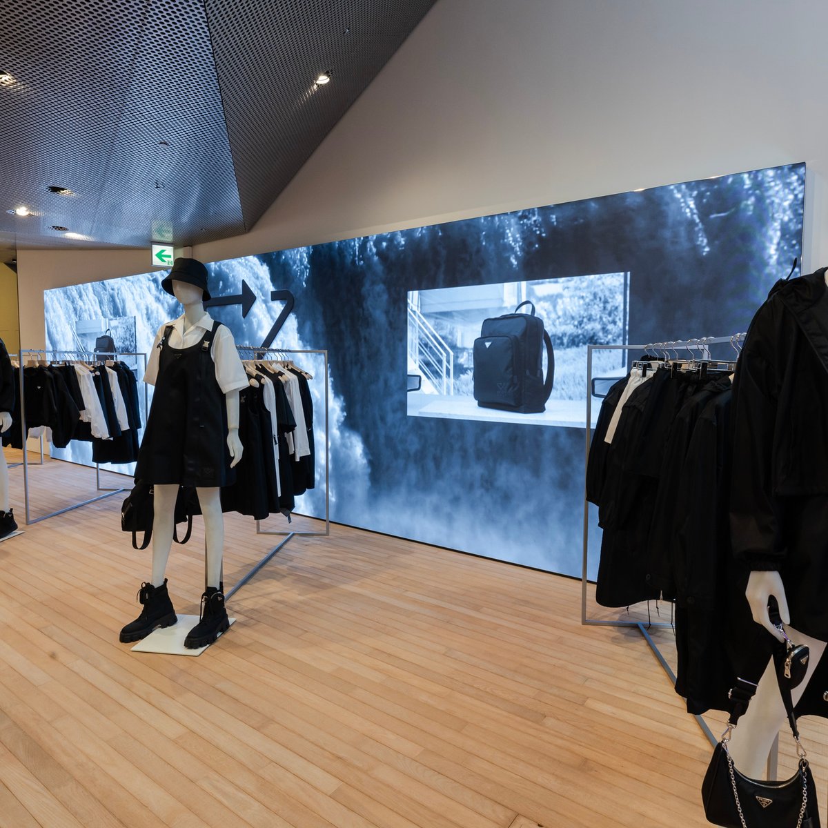 プラダ」青山店にRe-Nylonのインスタレーション 服からバッグまで再生