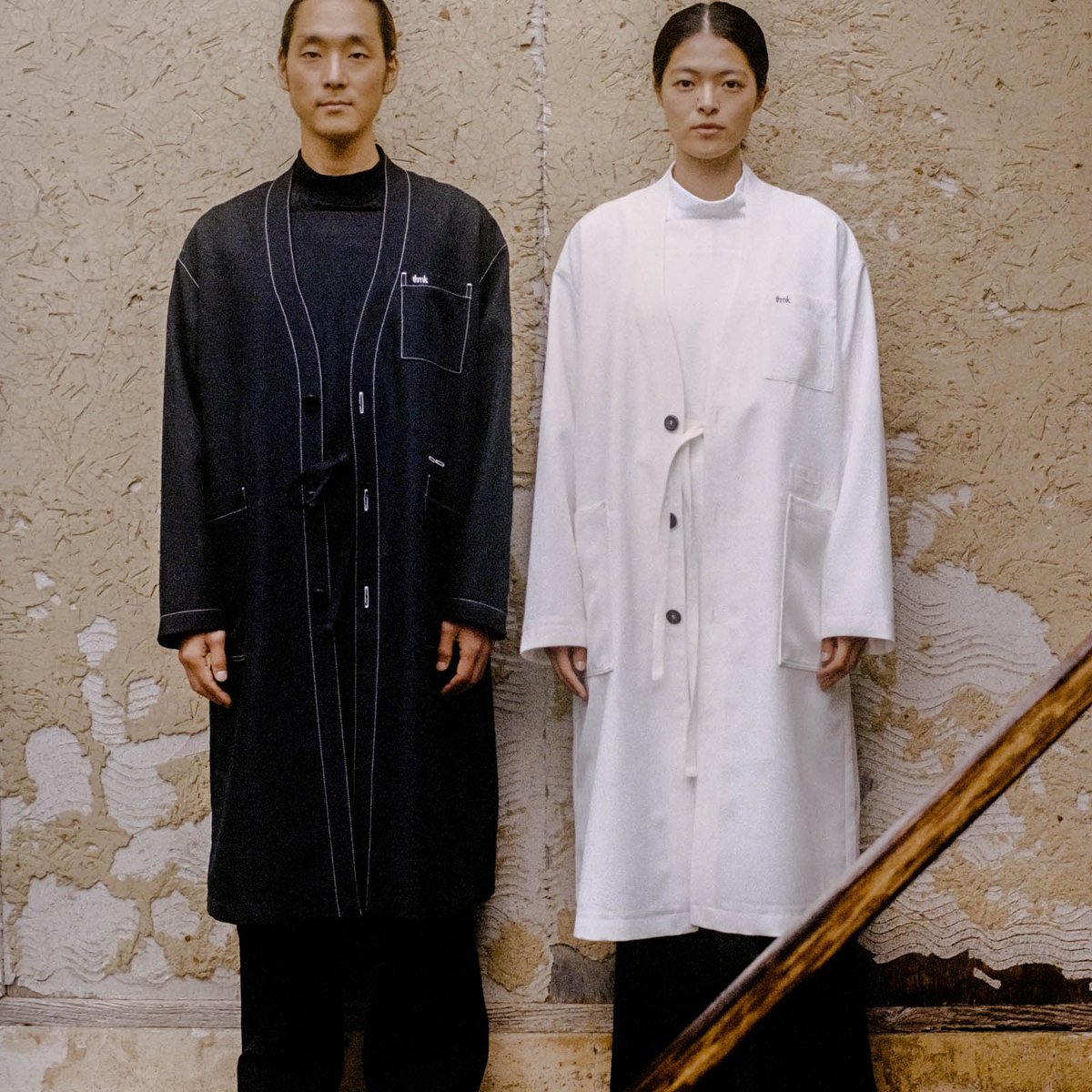 マメ クロゴウチとティーエイチが初コラボ、縫製工場のユニフォームを