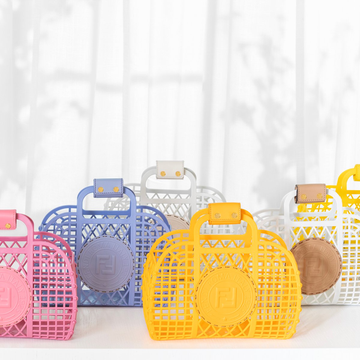 フェンディ夏の新作、ポップカラーのバスケットバッグ発売