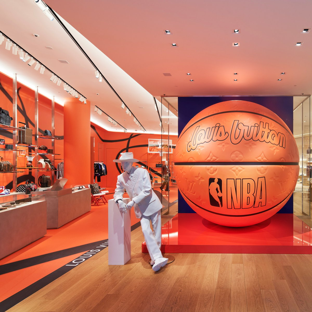 ルイ・ヴィトン 渋谷メンズ店に特大バスケットボールが登場、NBAコラボ 
