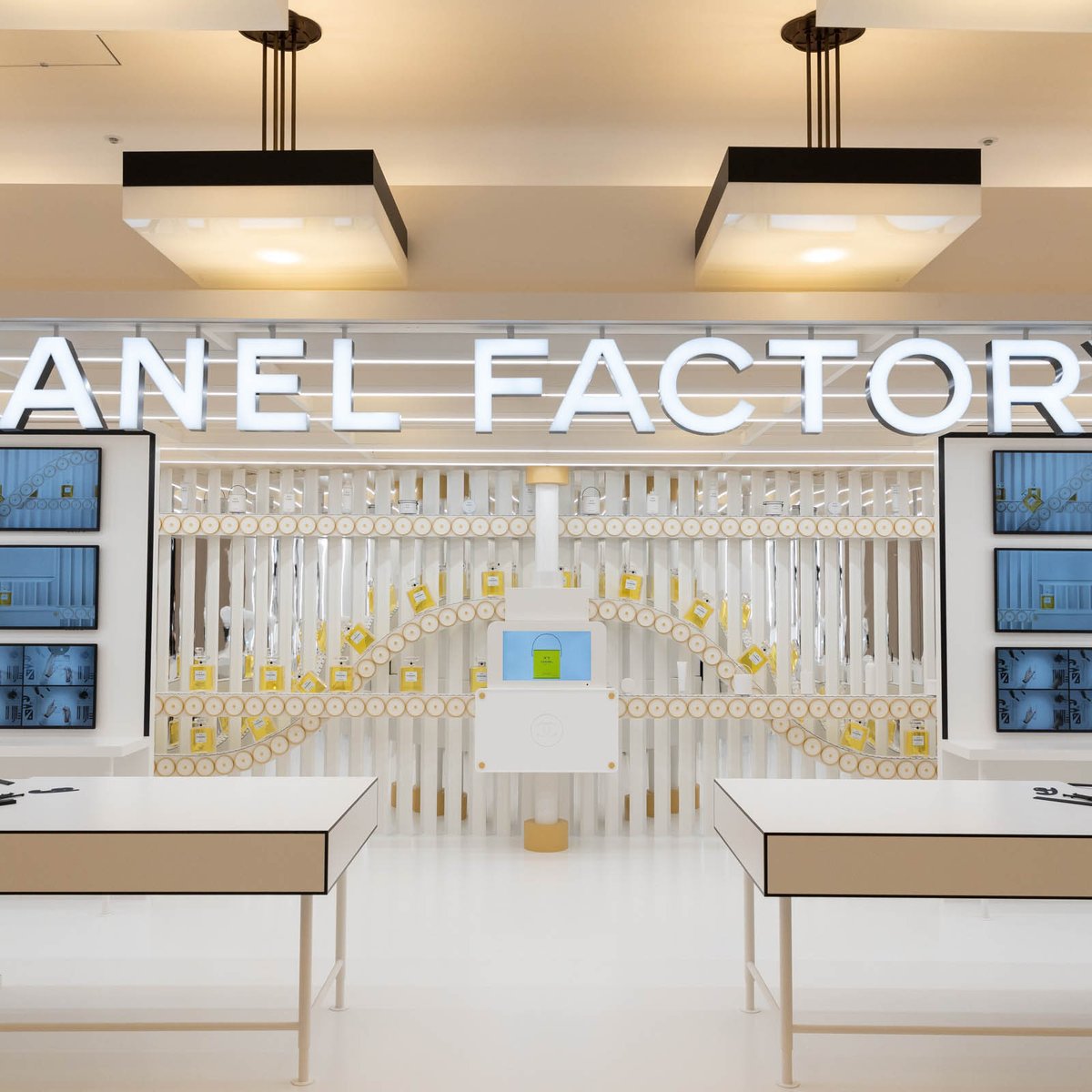 シャネル N°5のファクトリー”が出現 限定コレクションが揃う「CHANEL FACTORY 5」をレポート