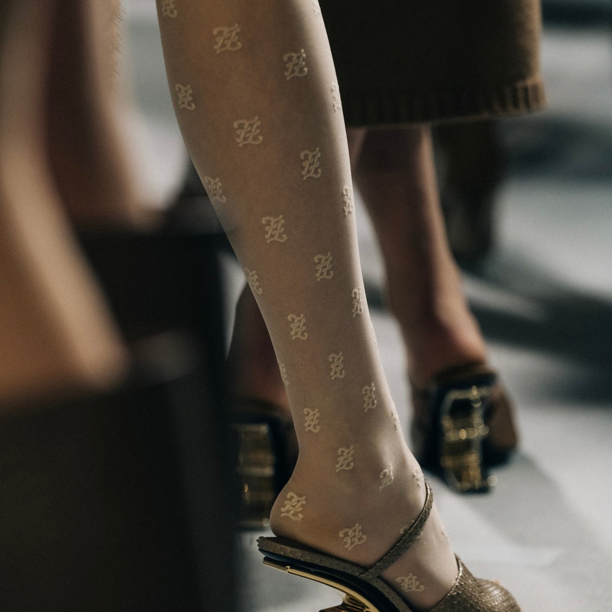 希少 FENDI フェンディ イタリア製 パンプス ヒール 花柄 楽天市場】FENDI フェンディ ズッカ柄 パンプス ヒール ナイロン