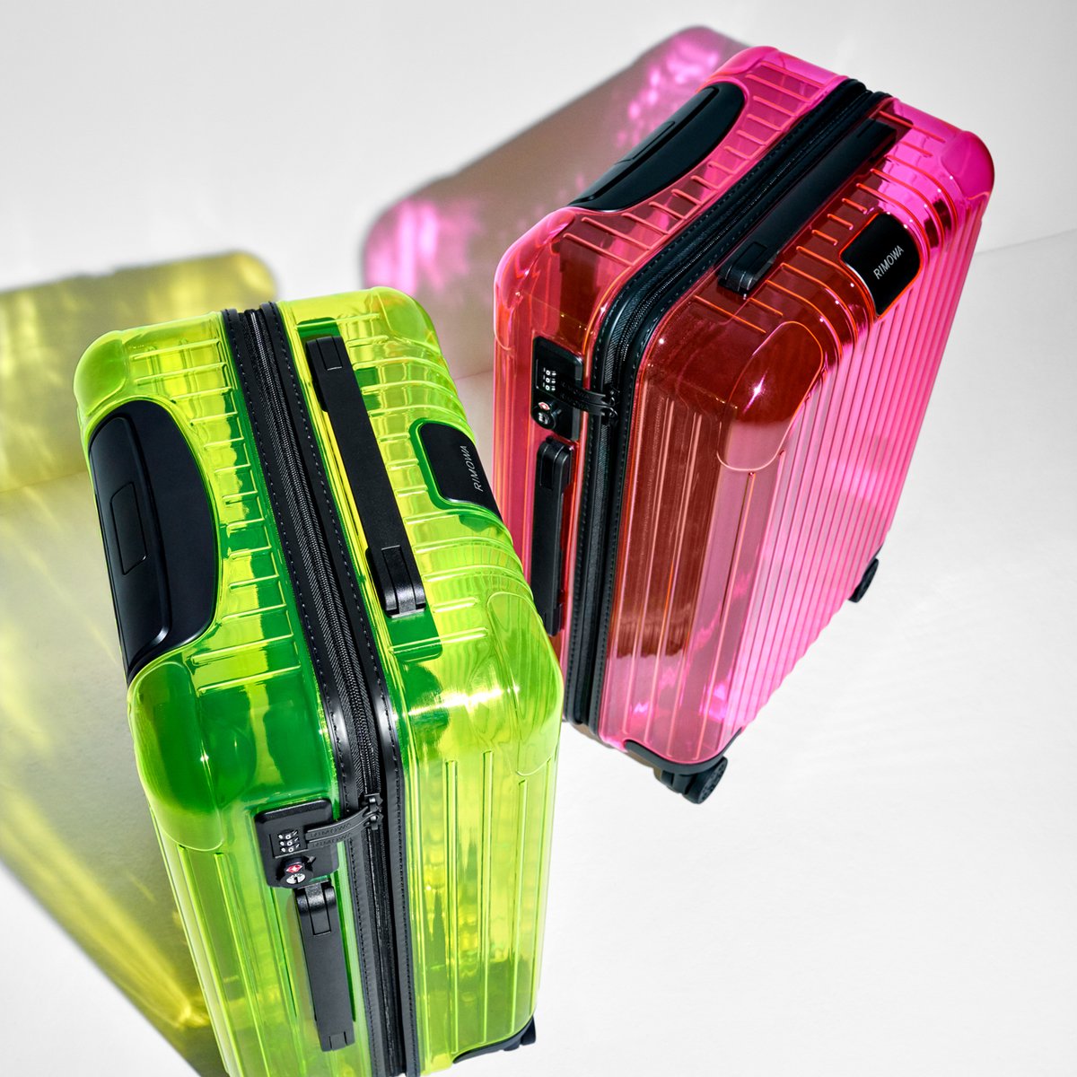 リモワから半透明のスーツケース登場、同色のiPhoneケース発売