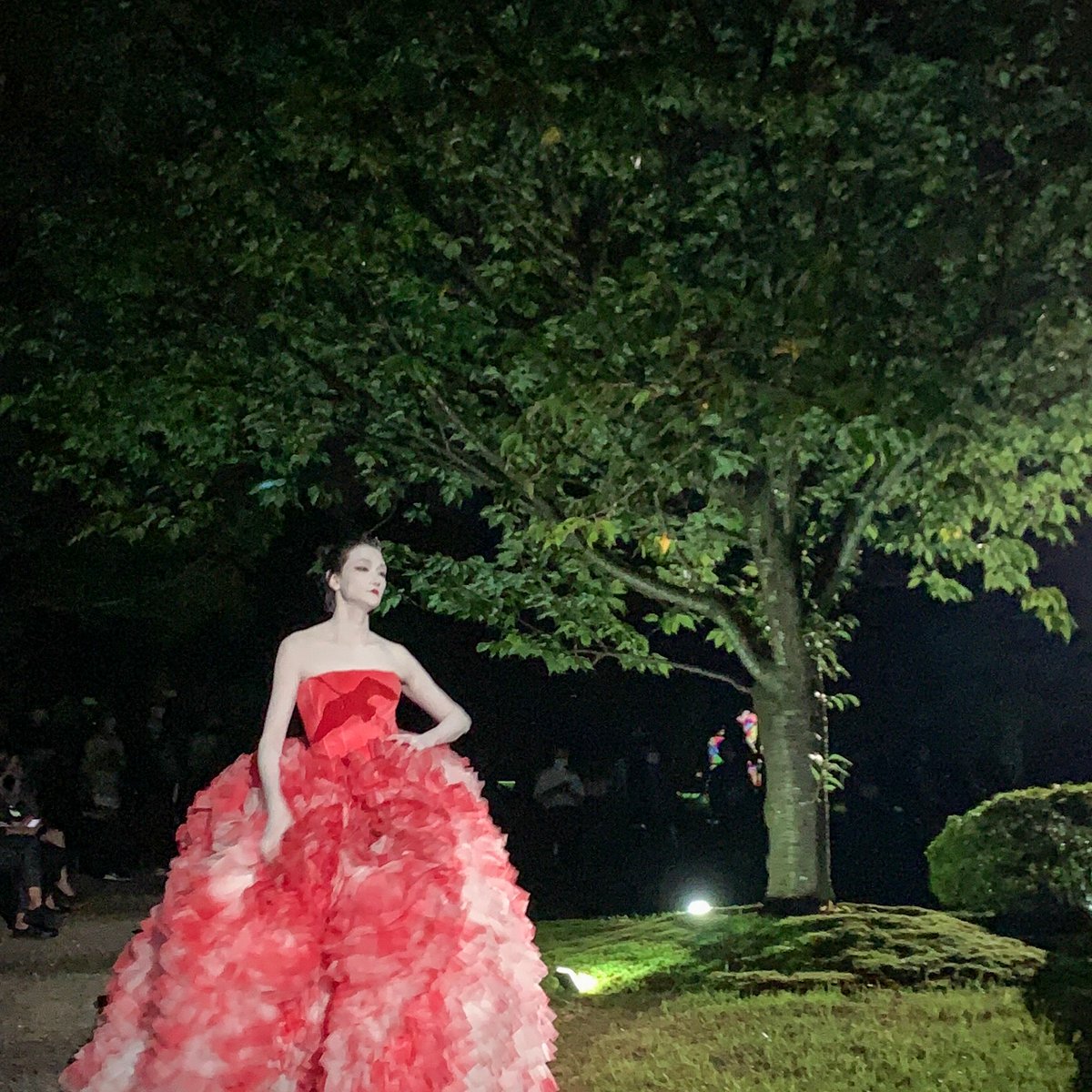 京都 二条城にドレスの花が咲く トモ コイズミ が希望と祈りを込めたショー 京都 二条城にドレスの花が咲く トモ コイズミ が希望と祈りを込めたショー