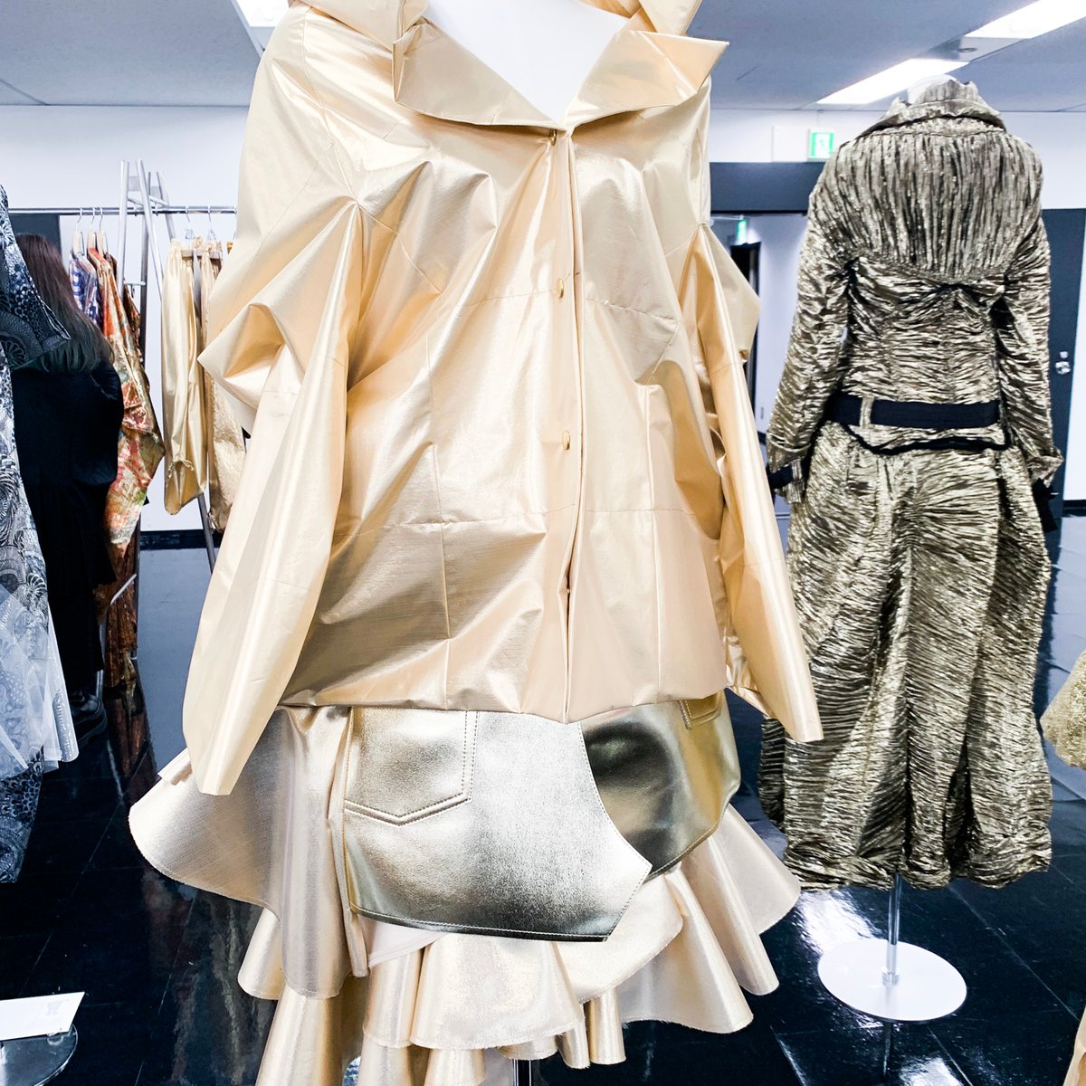 ジュンヤ ワタナベ、ゴールドに輝くファン付きウェア発売 価格は15万円