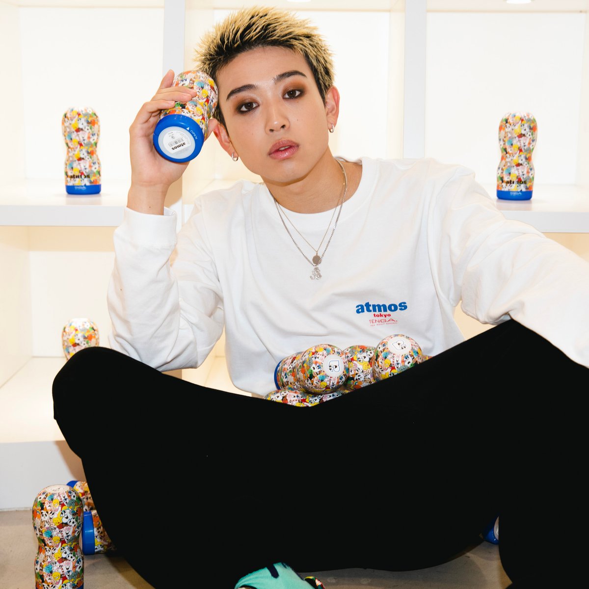 アトモスがTENGAとコラボ、EMOJI柄カップやロングスリーブTシャツを発売