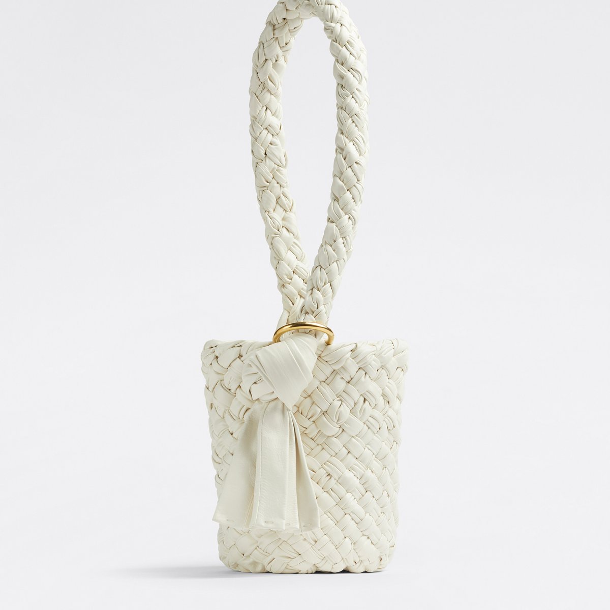 Bottega Veneta 編み込みバケットバッグ ボッテガ・ヴェネタ」からすべて手作業で編み込んだバケット