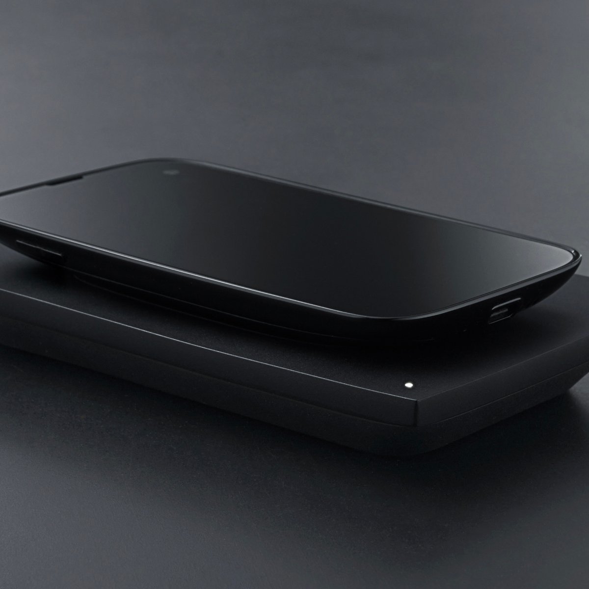 バルミューダが「BALMUDA Phone」専用のワイヤレス充電器を発売