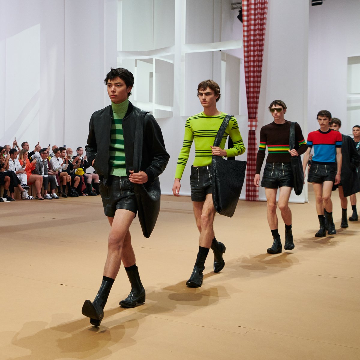 【★安心の定価販売★】 pradamensss23parade.jpg バッグ