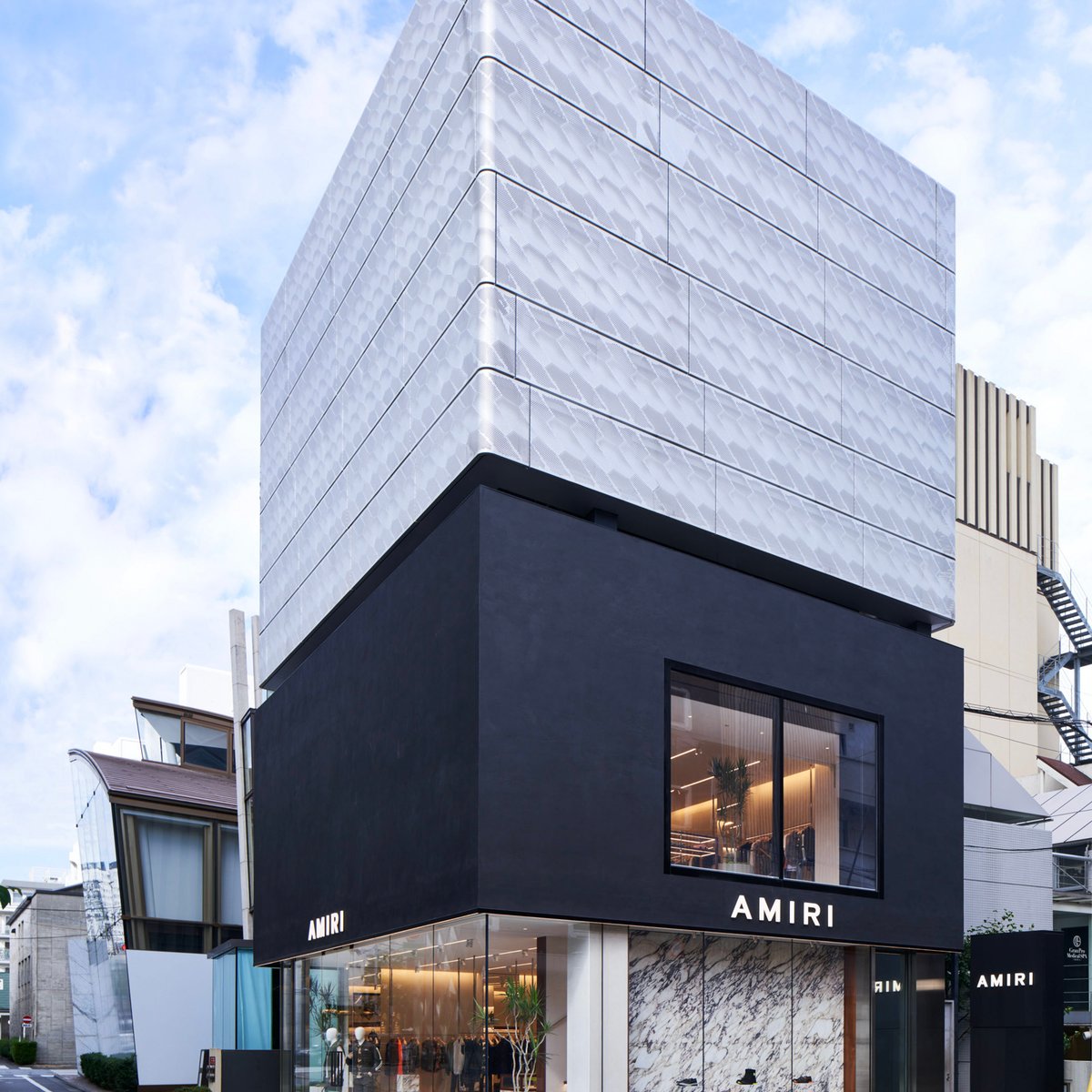 AMIRI」国内初の旗艦店が南青山にオープン、フルラインナップを展開