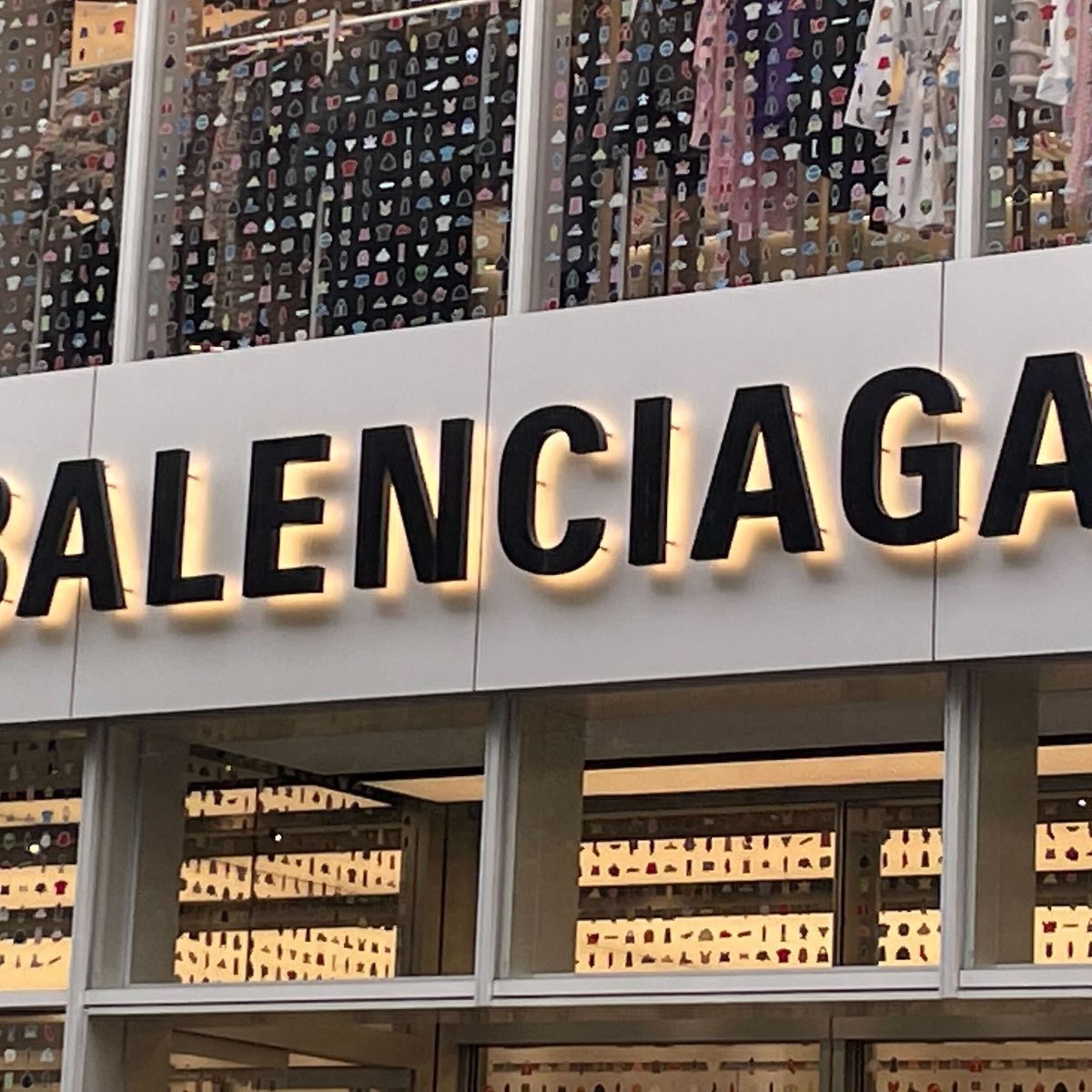 バレンシアガがツイッターのアカウントを削除、マスク氏買収による規制