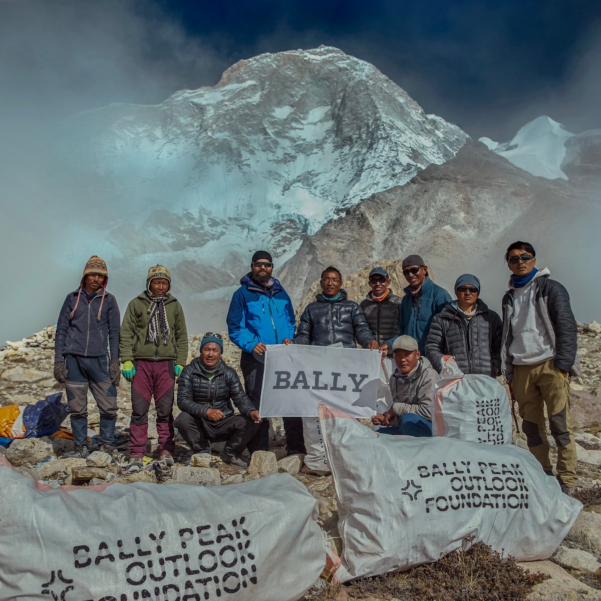 バリー」がエベレストの清掃活動に従事 初登頂70周年を記念した