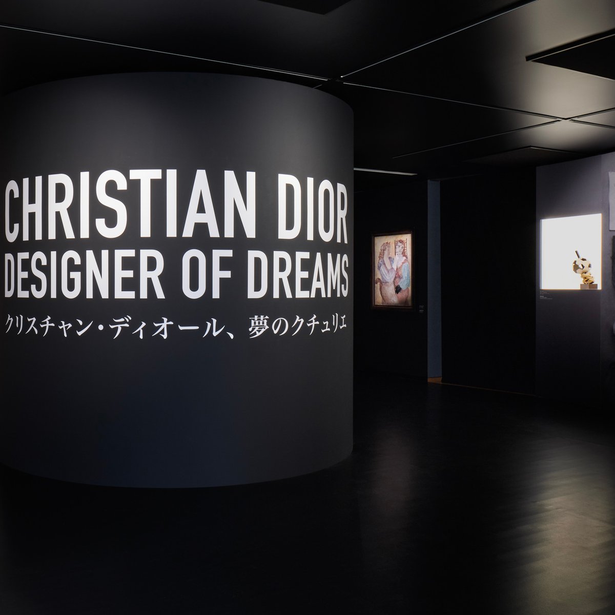 クリスチャン・ディオール、夢のクチュリエ展評：現代ファッションは