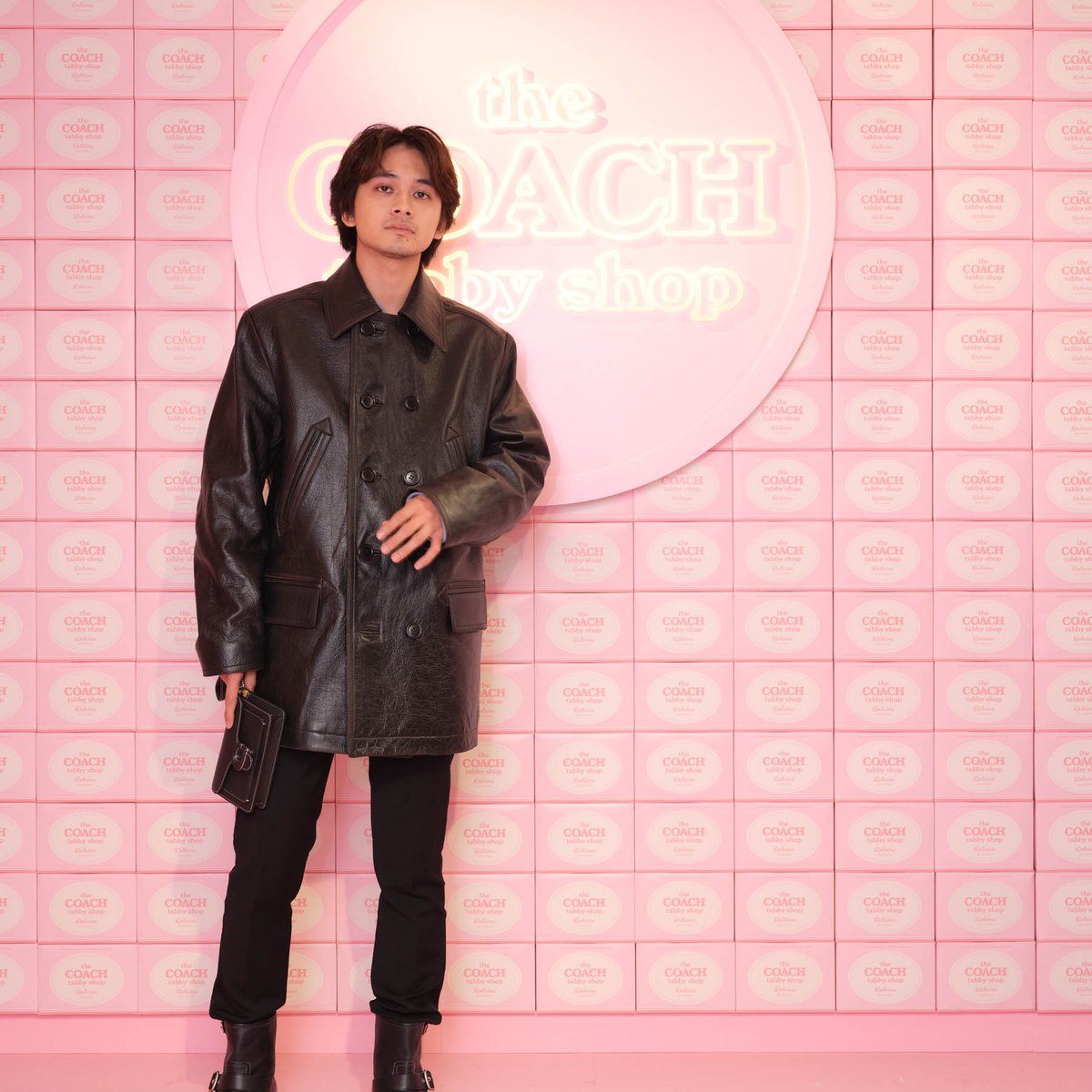 北村匠海や鈴鹿央士らが来場 コーチアイコンバッグ「タビー」の