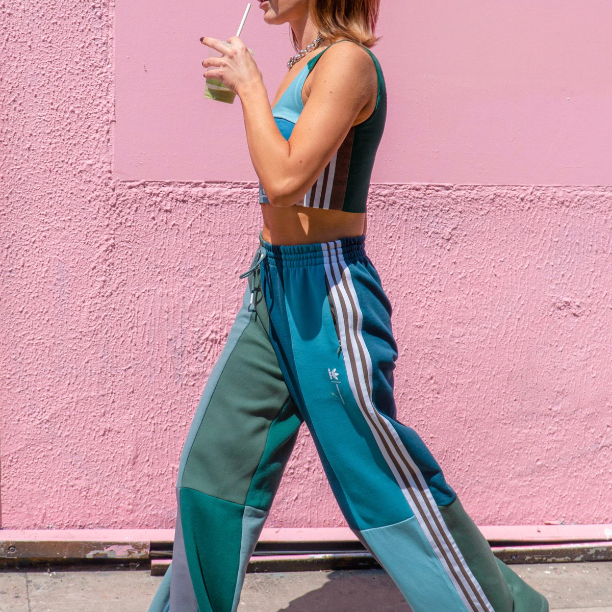 アディダス オリジナルスが「クセニア シュナイダー」とコラボ