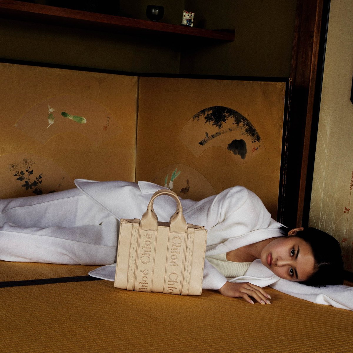 安斉星来が着こなすクロエ アイコンバッグ「ウッディ」と日本建築の