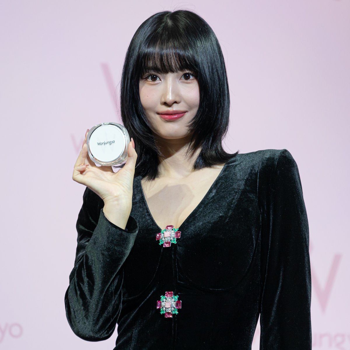 TWICE MOMOが韓国発コスメ「ウォンジョンヨ」発表会に登場 必ず携帯 