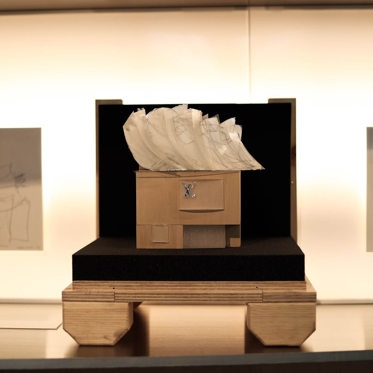 新品オリバーガル　ルイ・ヴィトン アート作品 ルイ・ヴィトンとフランク・ゲーリーのコラボ作品が一堂に マイアミの