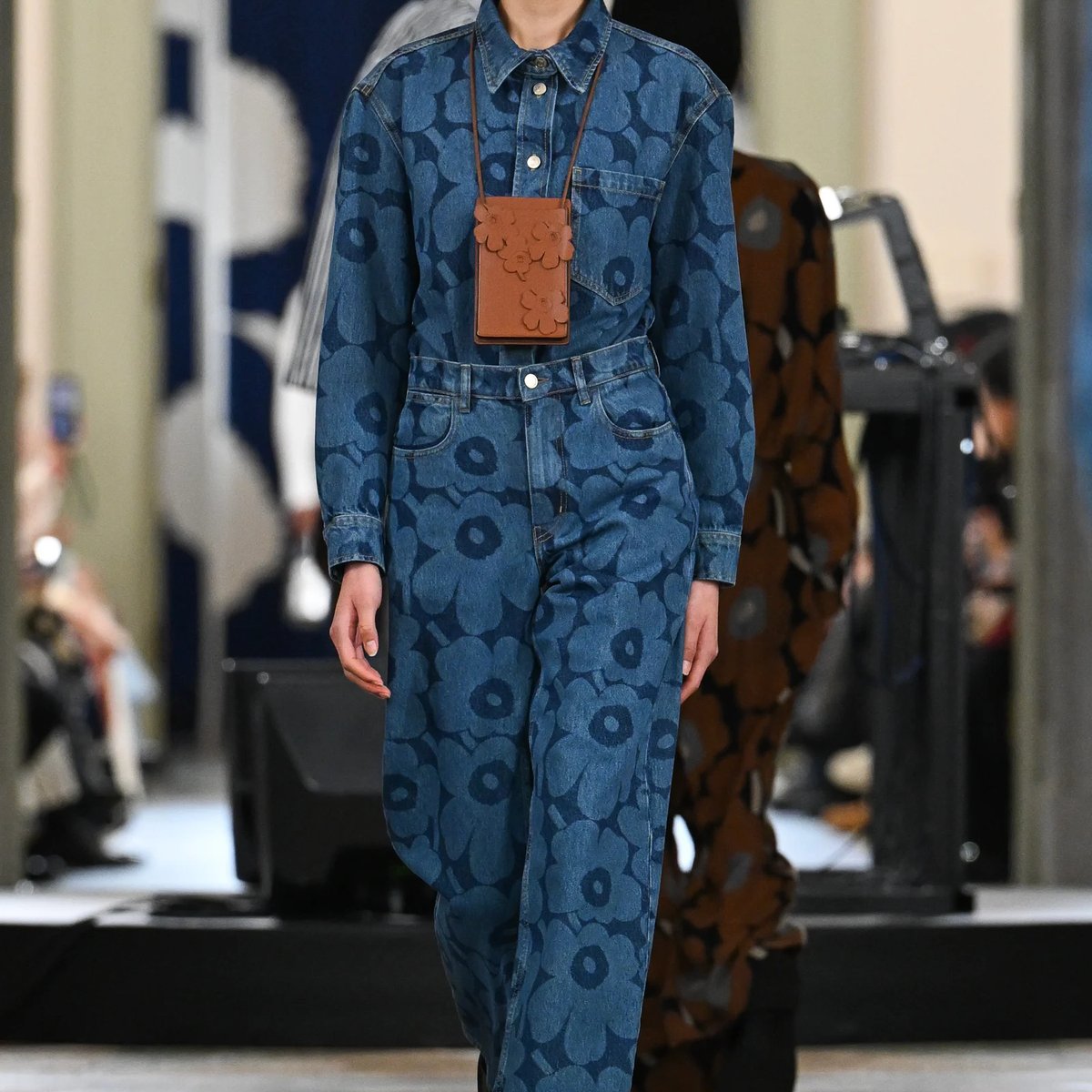 マリメッコが日本初ランウェイショーを開催、ブランド初のデニムライン