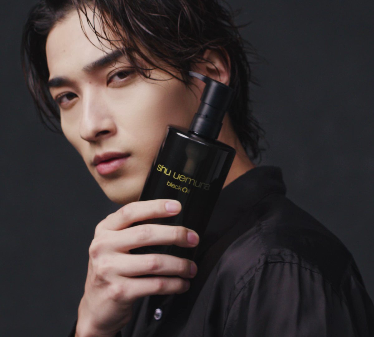 シュウ ウエムラ「ブラック クレンジング オイル」のヴィジュアルに