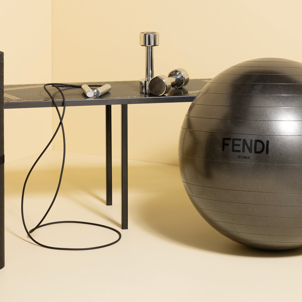 フェンディ」のロゴ入りのエクササイズボールが登場、フィットネス用品