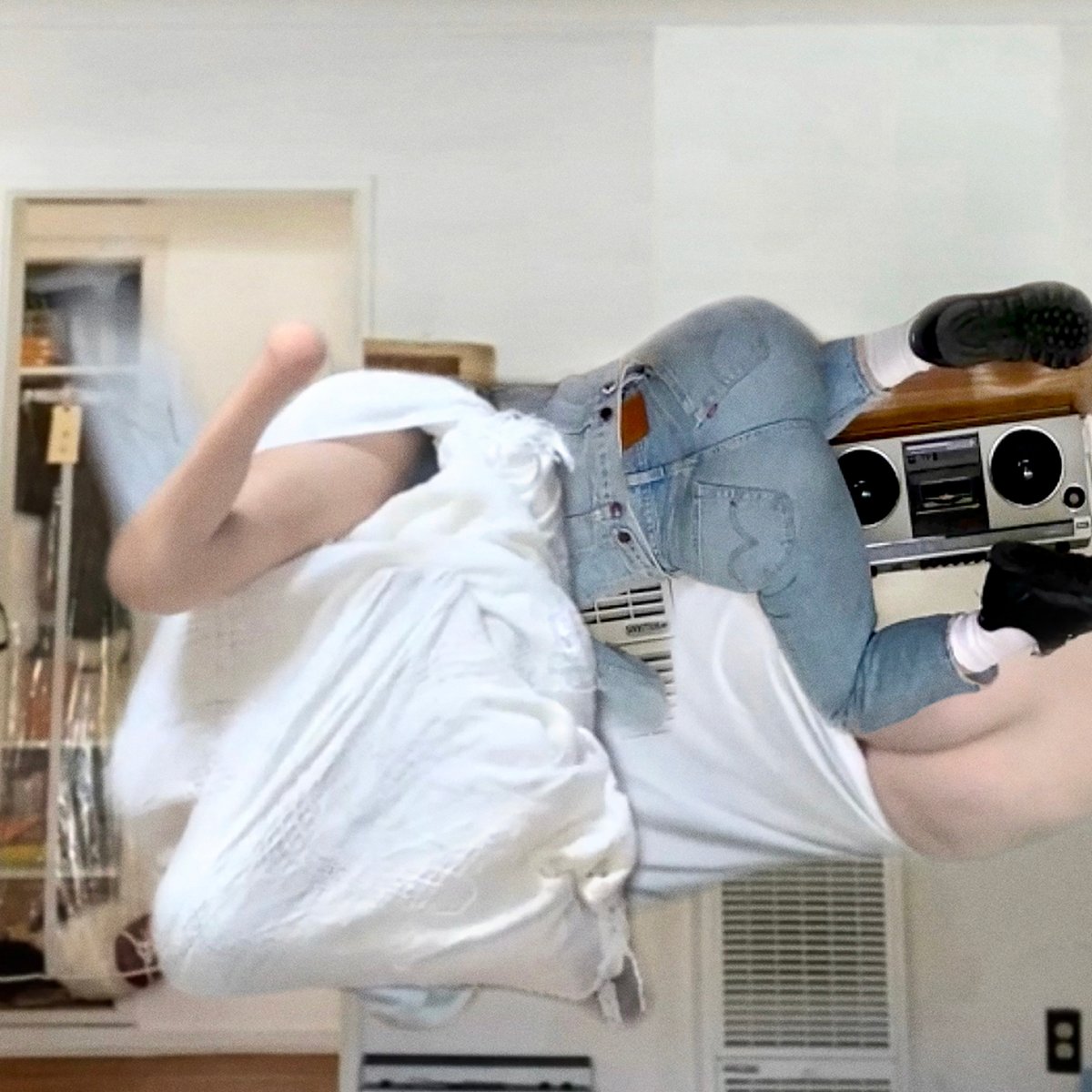 プラダ 青山店でミランダ・ ジュライ展が東京初開催、インスタグラムを