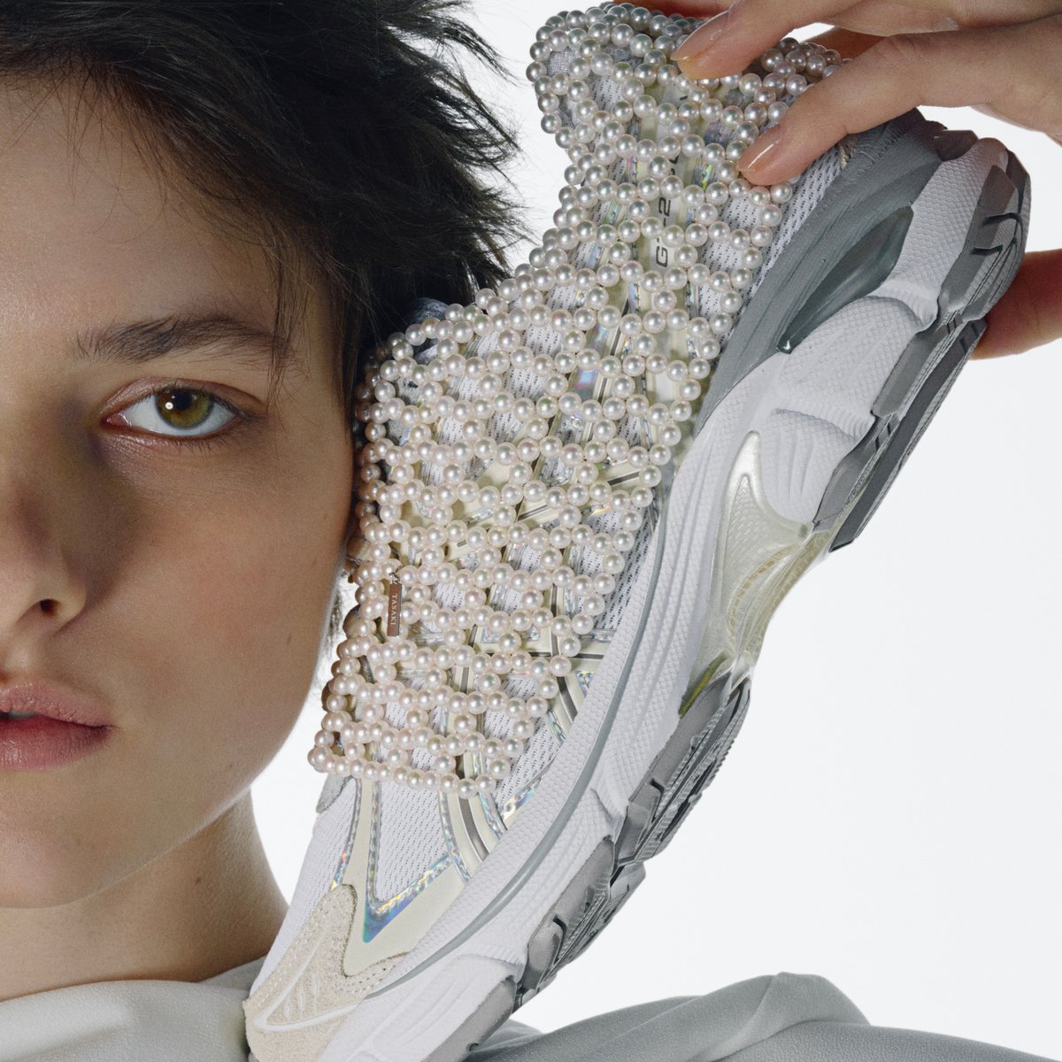 タサキ×アシックス、パールをあしらったオリジナルカラーの「GT