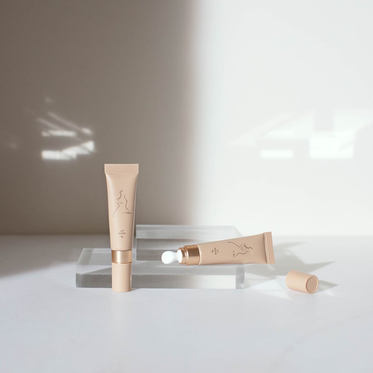 リーカ」初のリップグロスが登場 新感覚のアプリケーターで唇を“さらに