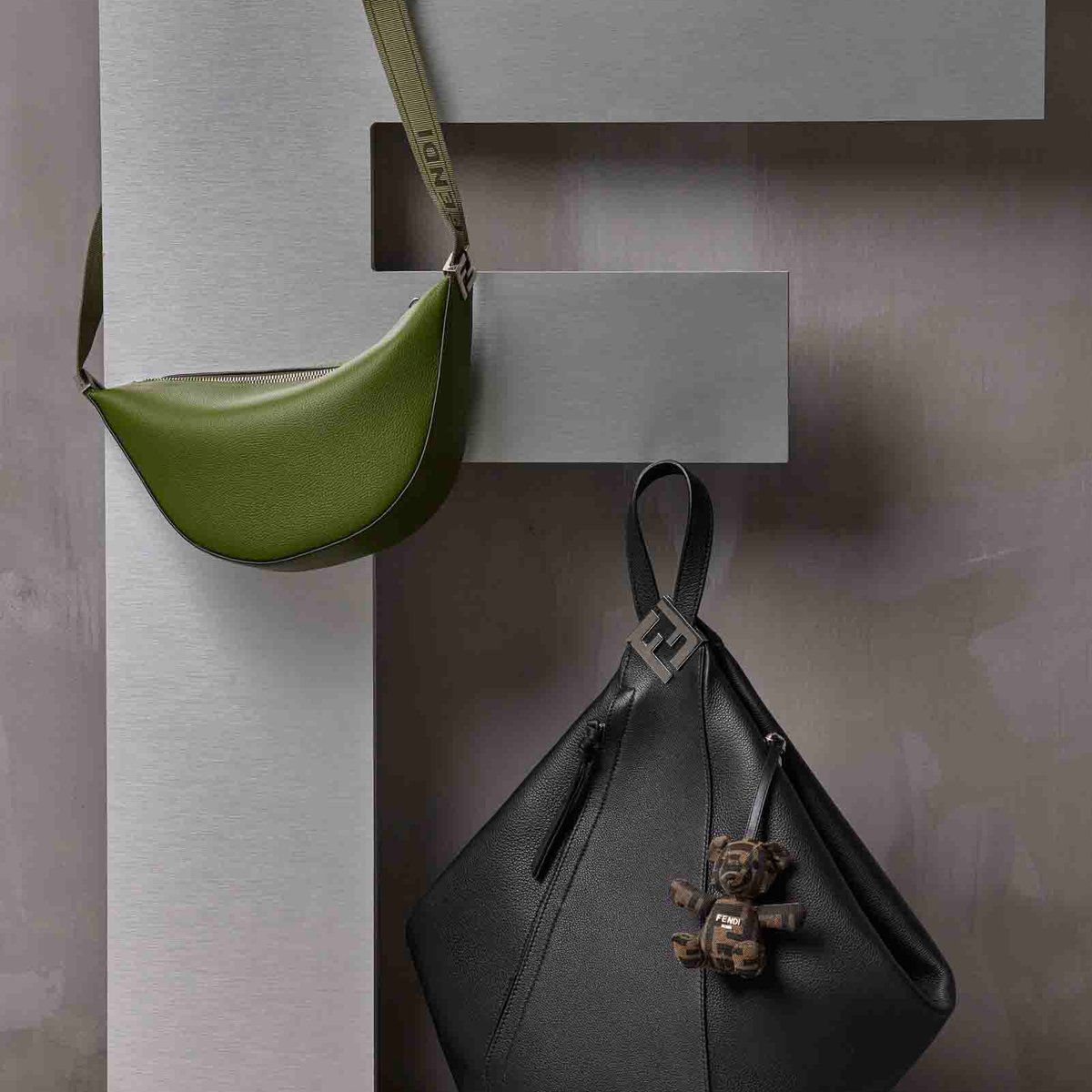 【美品】Fendi メロン ラージ ダークグリーン 美品】Fendi メロン ラージ ダークグリーン フェンディ、流線型の