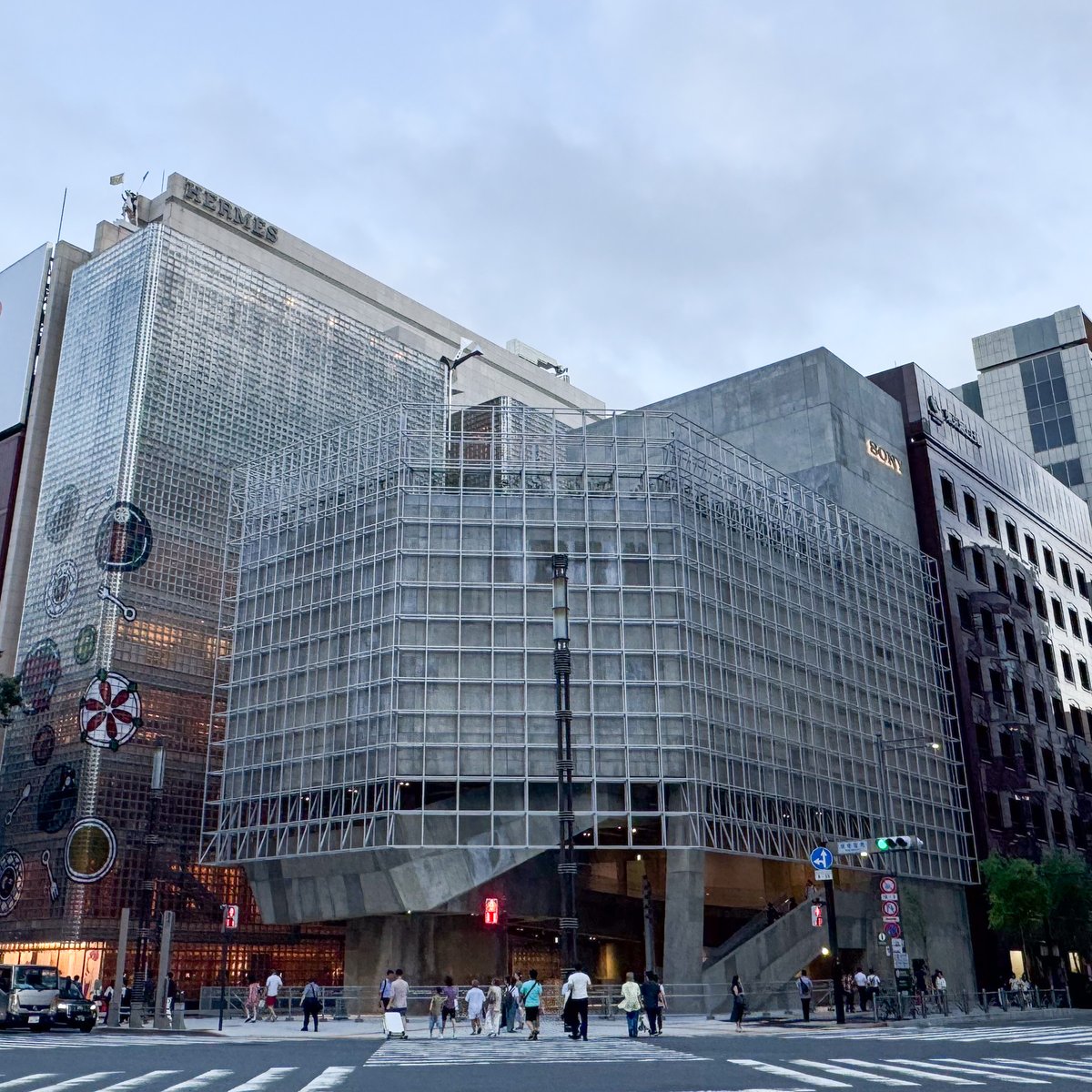 新生「銀座ソニーパーク」が竣工 “余白”にこだわった低層の打ち放し