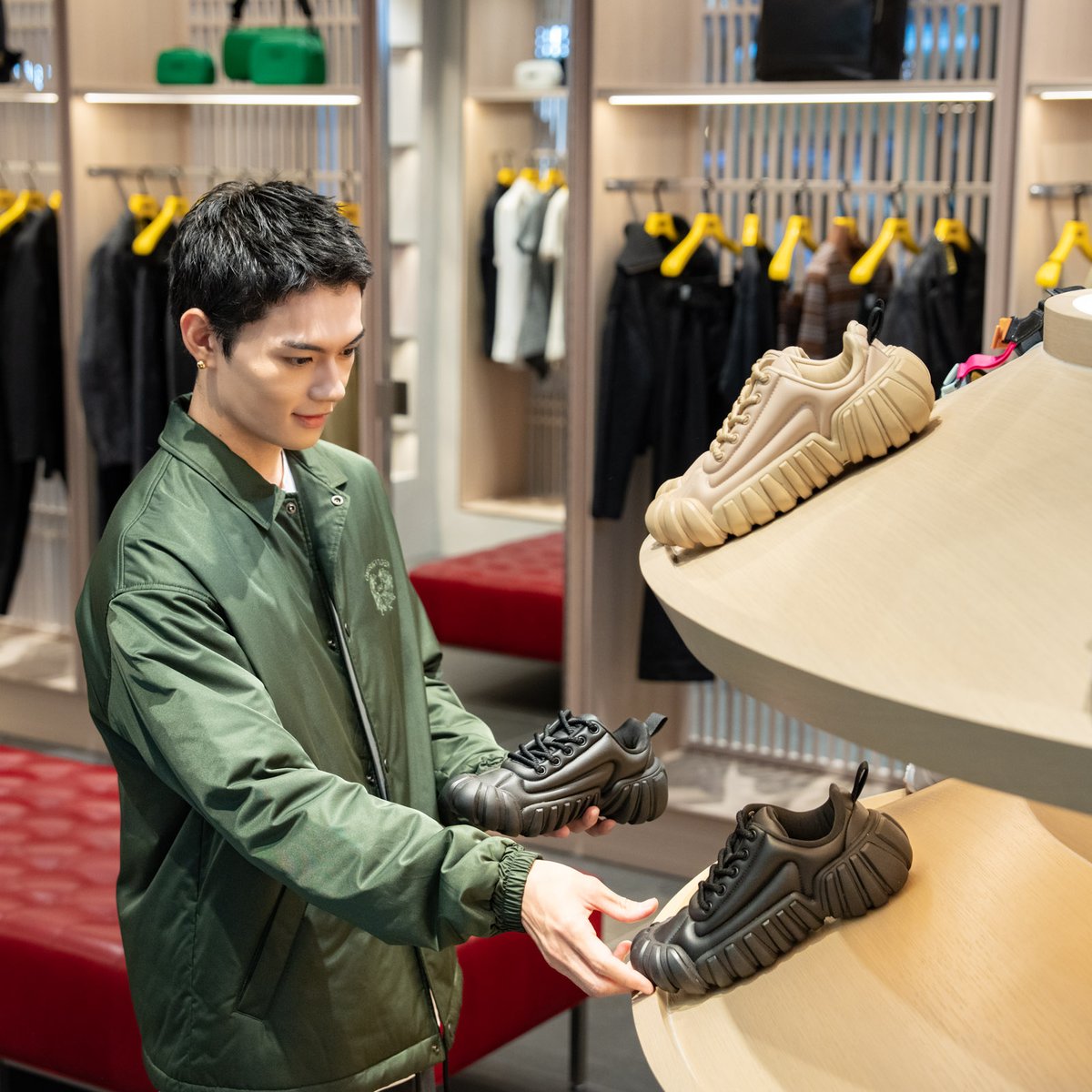 オニツカタイガー」京都唯一の直営店を河原町にオープン 佐野勇斗が来店